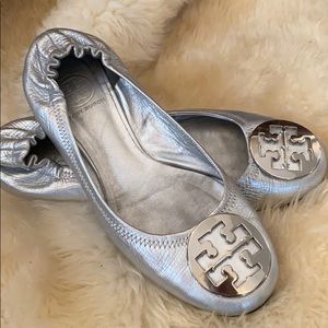 Silver Tory Burch logo flats mint condition sz9